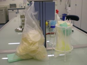 Laborabfälle: Petrischalen mit Agar und Bakterien, Impfösen, Handschuhe, Zellstofftücher, Pipettenspitzen
