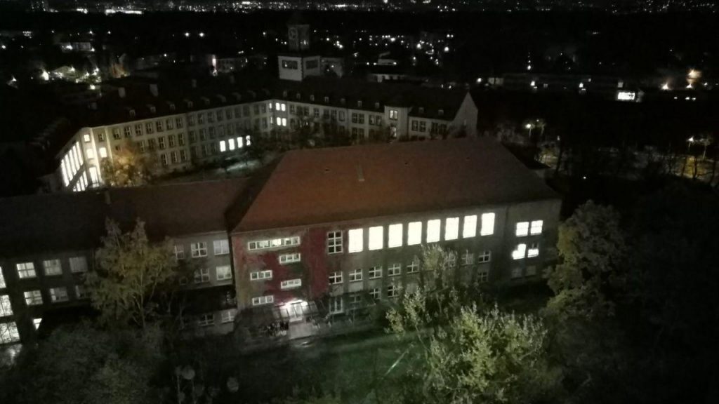 Erleuchtete Fenster im Weberbau